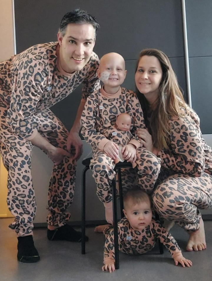 Pieter en Yvon met hun dochters Nomi en Elin