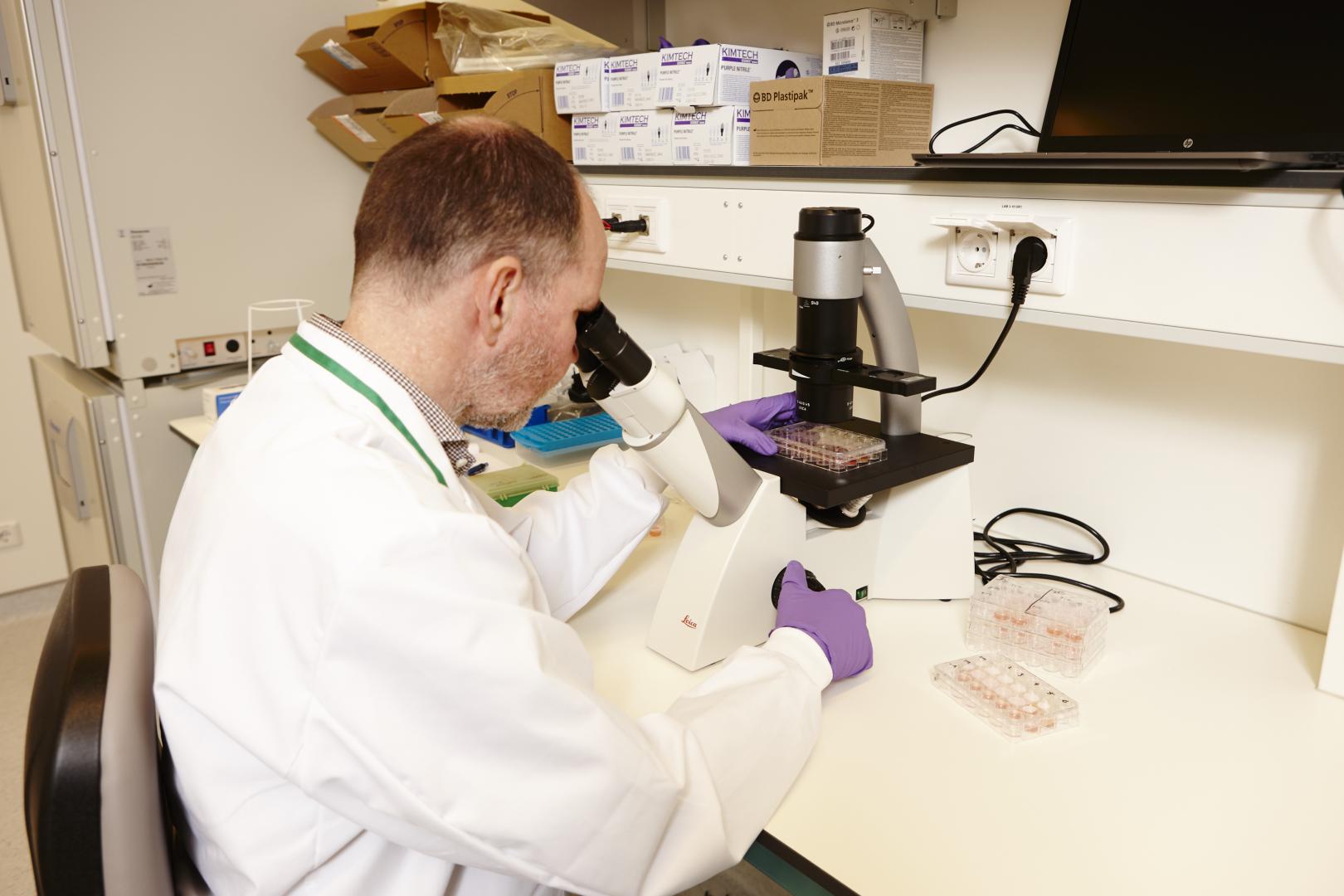 onderzoek kinderkanker microscoop