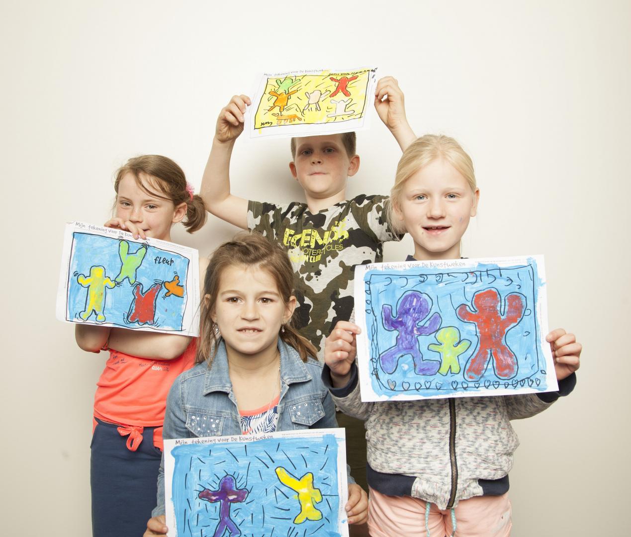 kinderen tekenen voor kika met tekenfund