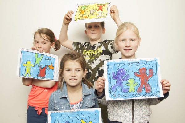 kinderen tekenen voor kika met tekenfund