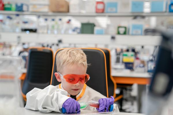 kind in het lab
